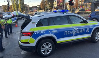 Катастрофа на столичния бул. "Сливница" предизвика задръстване и закъснения на градския транспорт (Снимки)