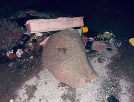 Бутнатата паметна плоча на Петрохан
Снимка: Фейсбук/Слави Т. Трифонов